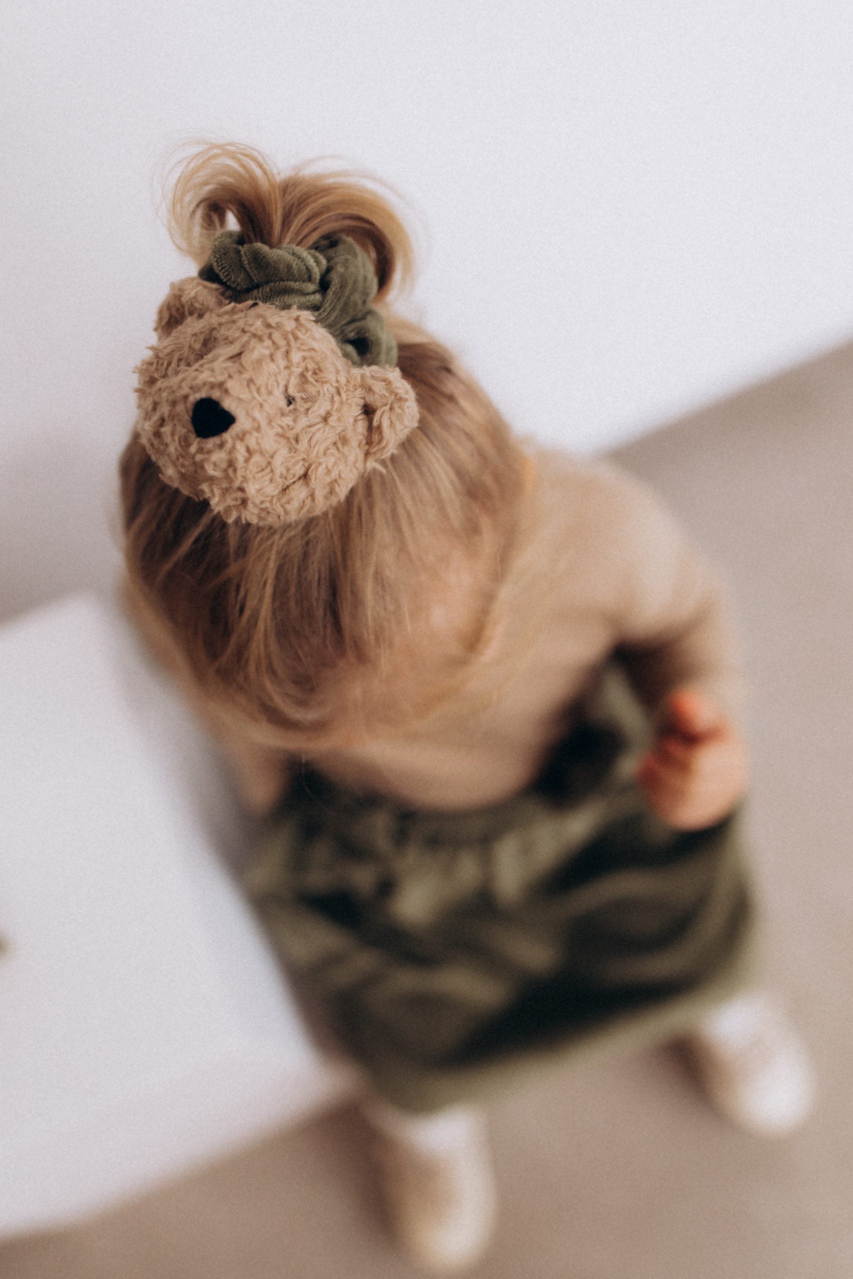 Scrunchy in velluto con orsetto scrunchy