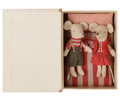 Topi gemelli natalizi, Sorellina e fratellino nel libro Pupazzo