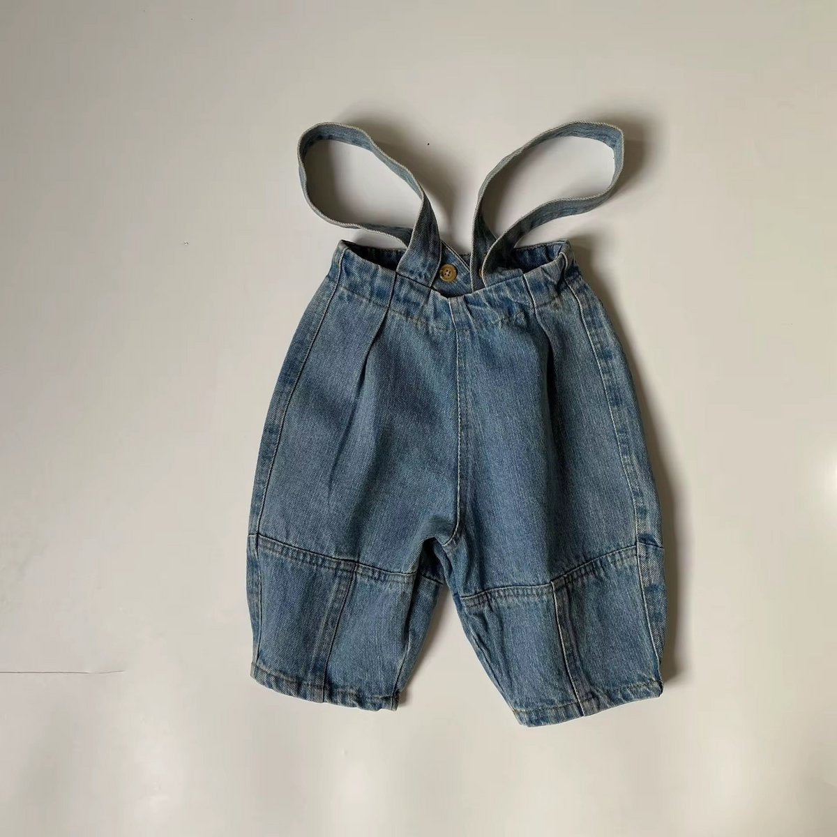 Pantaloni con bretelle in denim jeans