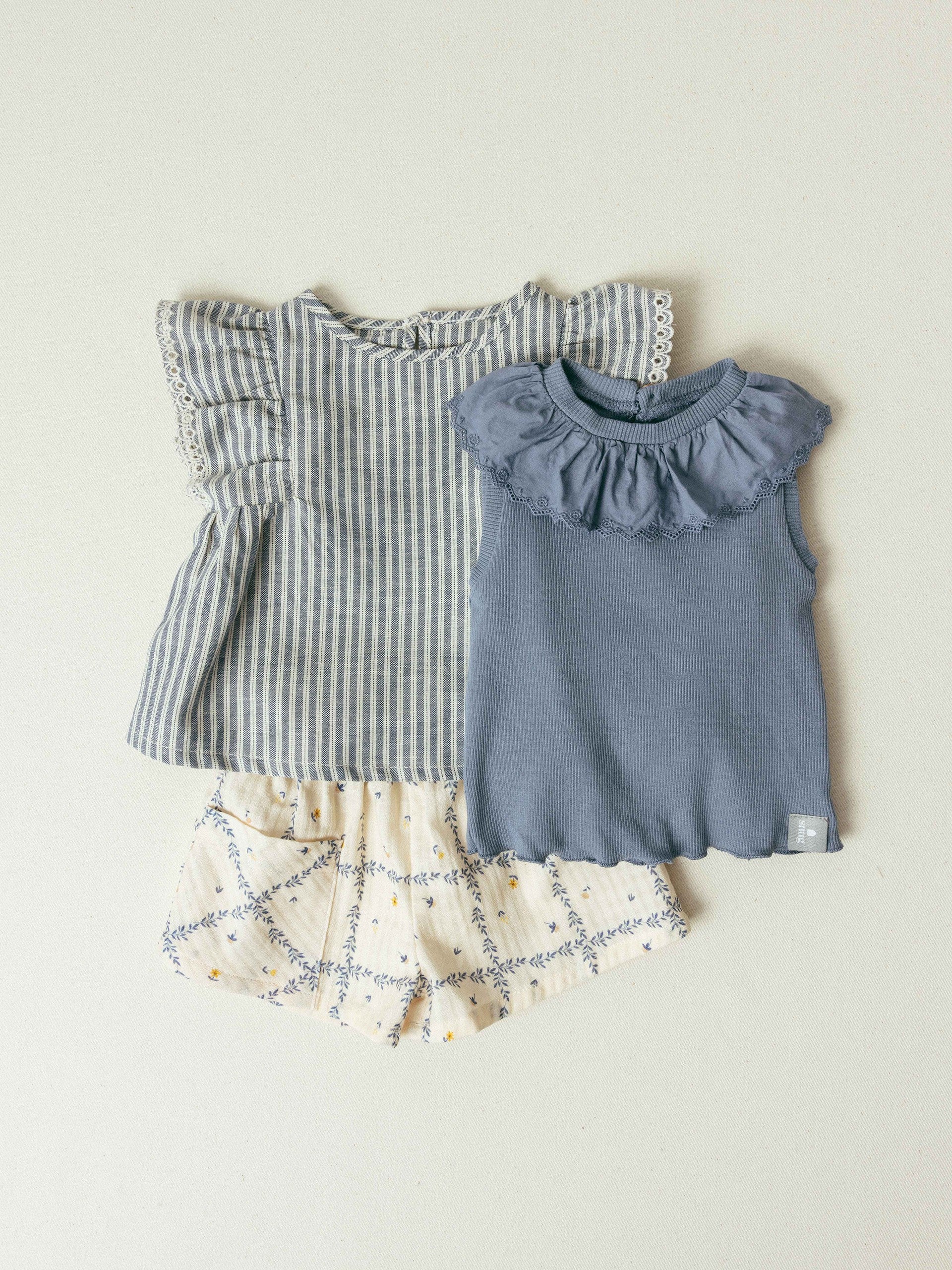 Blusa in tessuto rigato e dettaglio ricamo inglese blusa